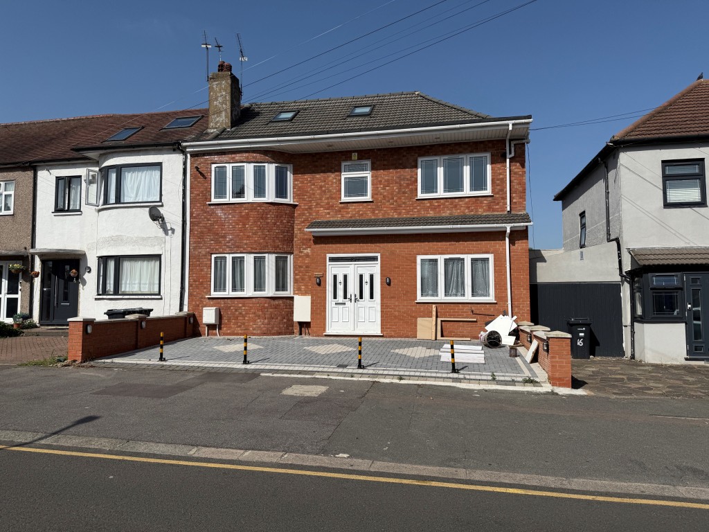 Lot: 166 - HOUSE WITH VERSATILE ACCOMMODATION - Block paved frontage leads to entrance door